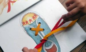 Hogyan tanítsuk meg a gyereket cipőfűző kötésére: a legmegbízhatóbb módszerek