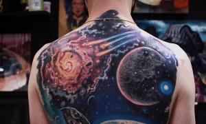 malá planeta tetování na ruce